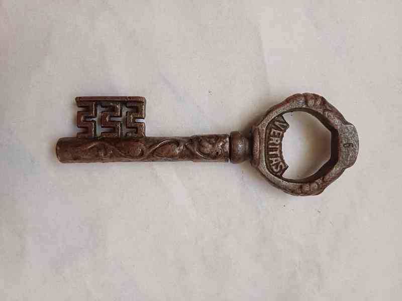 Starý mosazný otvírák s vývrtkou ve tvaru klíče a nápisem  - foto 1