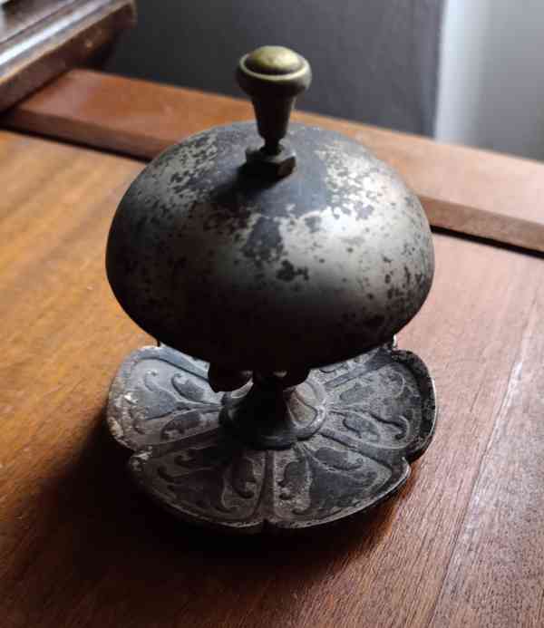 Starožitný recepční zvonek úhozový litina a mosaz - foto 2