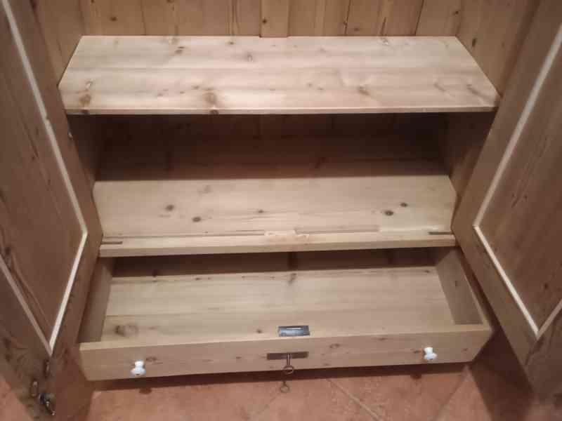 stará skříň se šupletem - foto 6