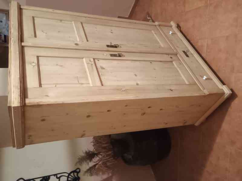 stará skříň se šupletem - foto 2