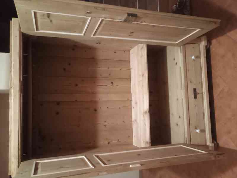 stará skříň se šupletem - foto 4