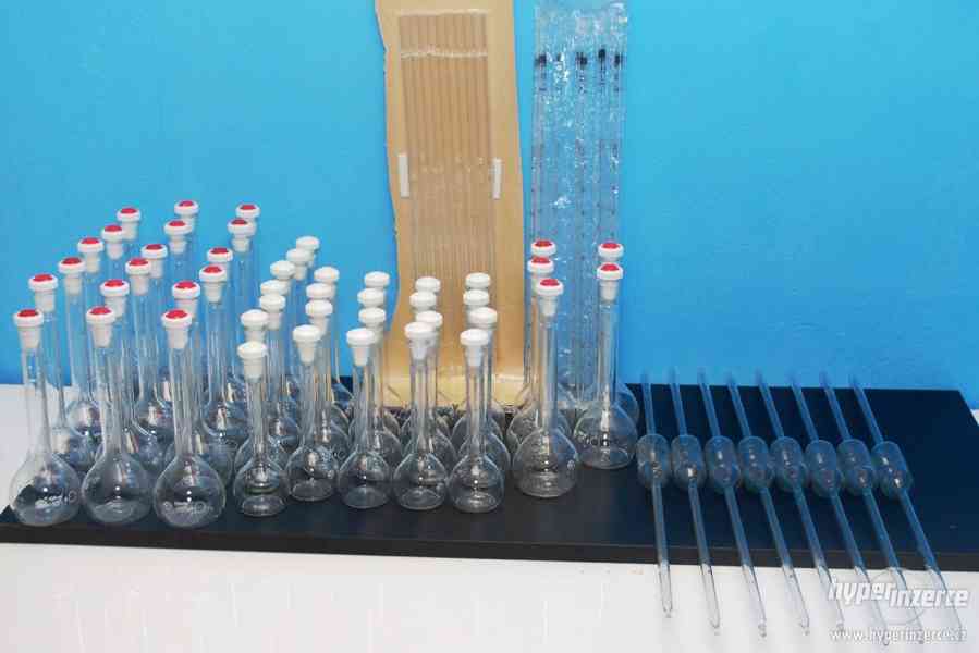 Laboratorní sklo NOVÉ různé baňky a pipety - foto 1