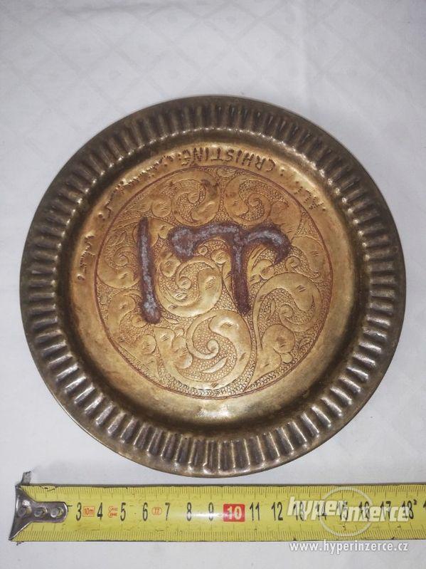 Mosazný talíř s rytými ornamenty - foto 1