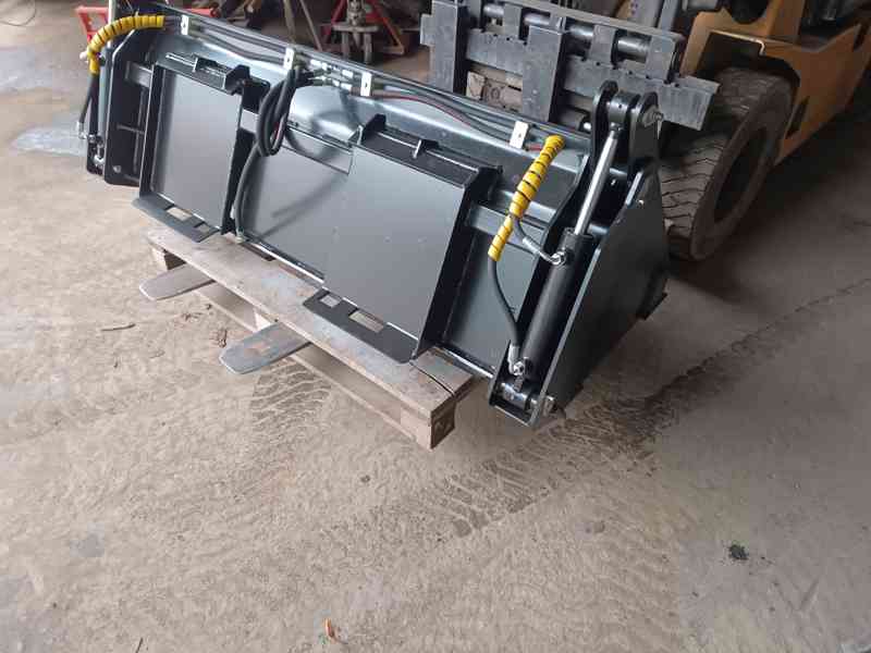 Lopata kombinovaná 4v1, klapačka LOCUST, BOBCAT, AVANT  - foto 2