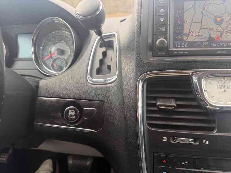 Chrysler Lancia Voyager Town 3,6 DVD Navi 2012 - foto 19