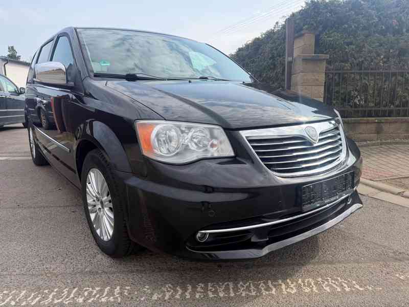 Chrysler Lancia Voyager Town 3,6 DVD Navi 2012 - foto 6