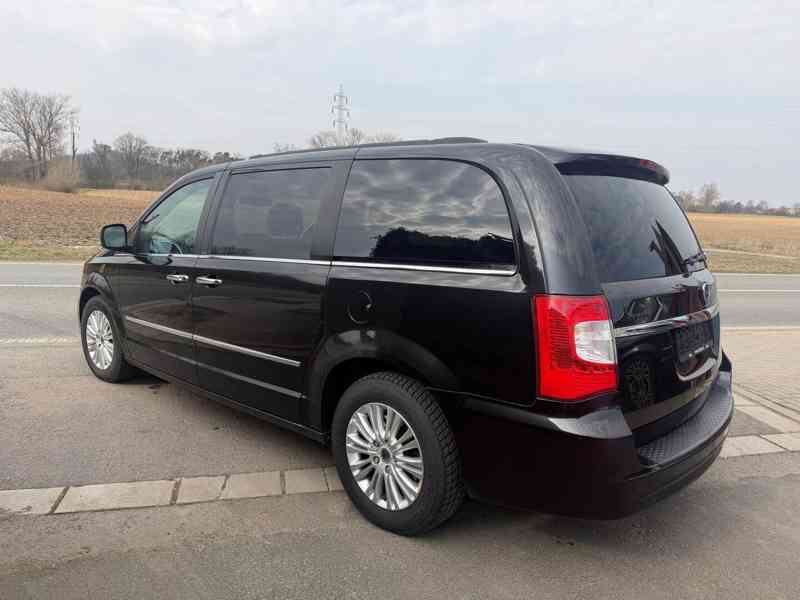 Chrysler Lancia Voyager Town 3,6 DVD Navi 2012 - foto 3