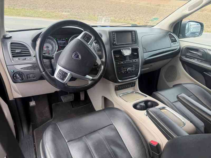 Chrysler Lancia Voyager Town 3,6 DVD Navi 2012 - foto 14