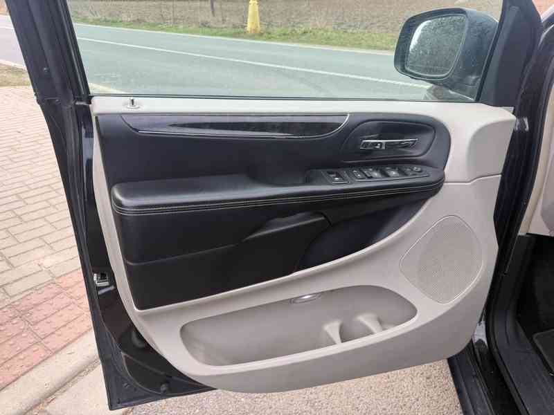 Chrysler Lancia Voyager Town 3,6 DVD Navi 2012 - foto 15