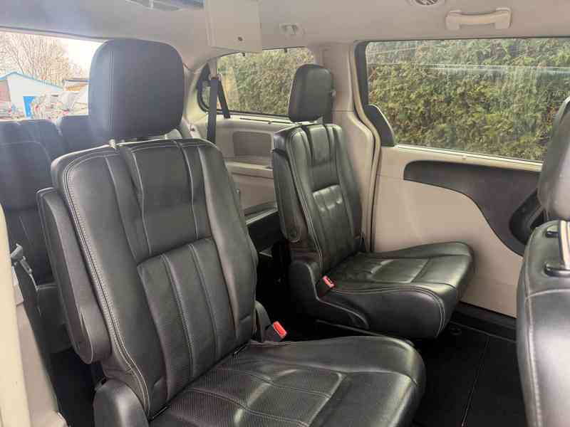 Chrysler Lancia Voyager Town 3,6 DVD Navi 2012 - foto 9