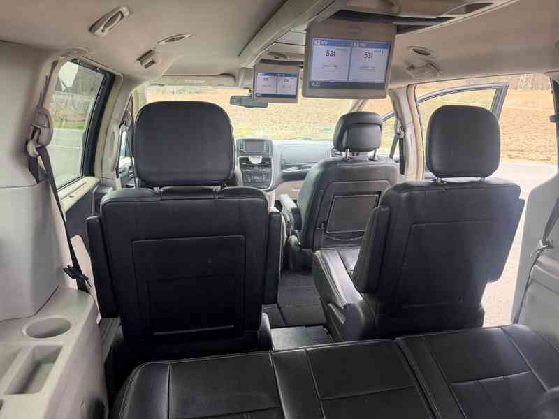 Chrysler Lancia Voyager Town 3,6 DVD Navi 2012 - foto 8