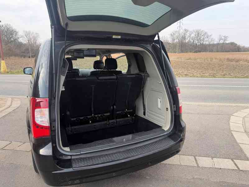 Chrysler Lancia Voyager Town 3,6 DVD Navi 2012 - foto 7