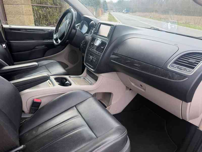 Chrysler Lancia Voyager Town 3,6 DVD Navi 2012 - foto 10