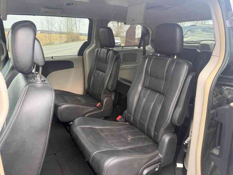 Chrysler Lancia Voyager Town 3,6 DVD Navi 2012 - foto 13
