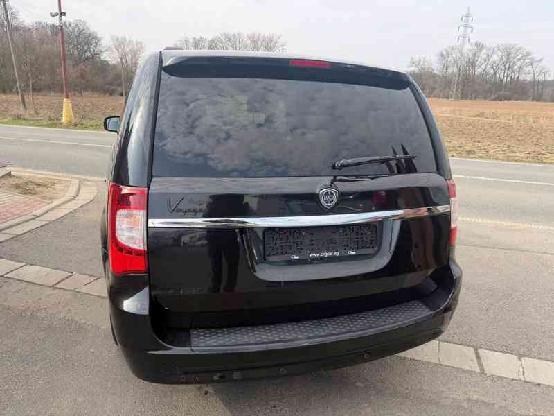 Chrysler Lancia Voyager Town 3,6 DVD Navi 2012 - foto 5