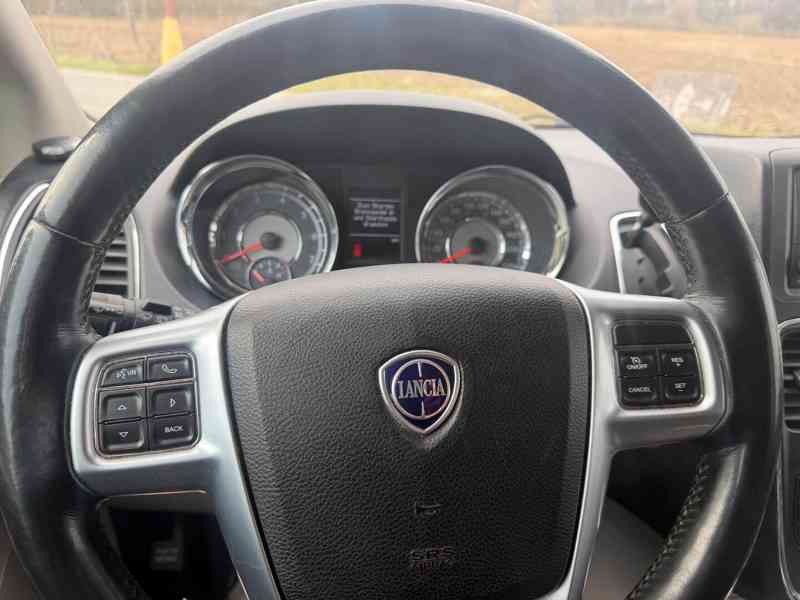 Chrysler Lancia Voyager Town 3,6 DVD Navi 2012 - foto 20