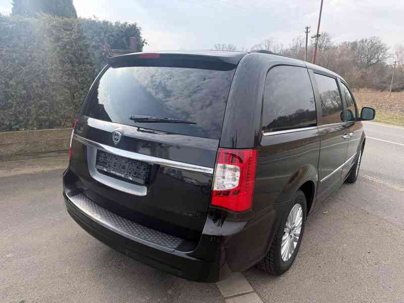 Chrysler Lancia Voyager Town 3,6 DVD Navi 2012 - foto 4