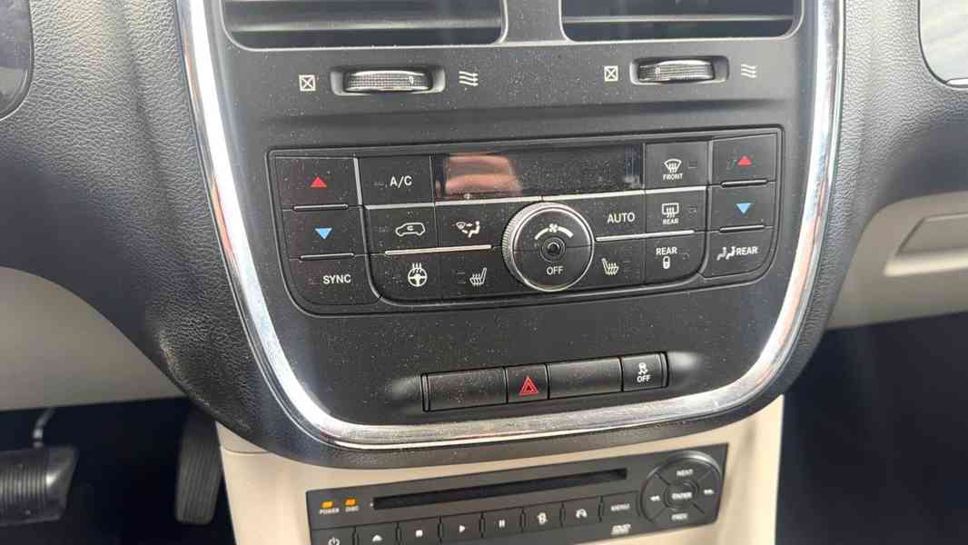 Chrysler Lancia Voyager Town 3,6 DVD Navi 2012 - foto 18
