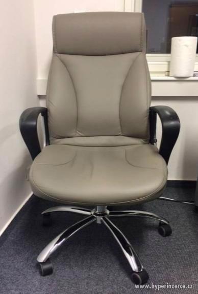 Šedá otočná židle (kůže) - foto 1