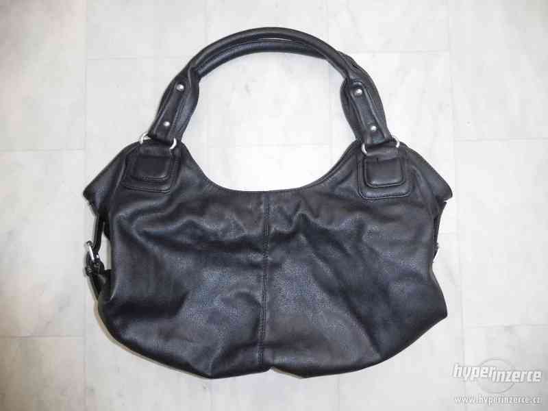 praktická dámská černá kabelka