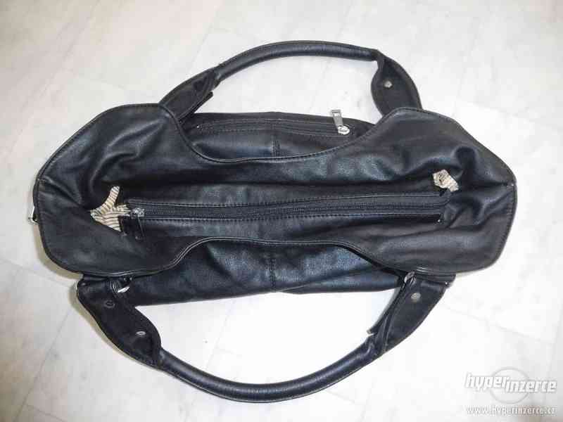 praktická dámská černá kabelka - foto 5