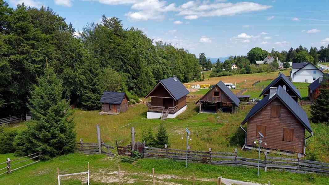 Prodej pozemku o výměře 1863 m² se třemi rekreačními domy - foto 2