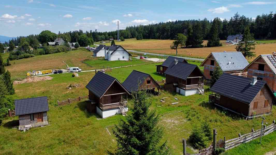 Prodej pozemku o výměře 1863 m² se třemi rekreačními domy - foto 5