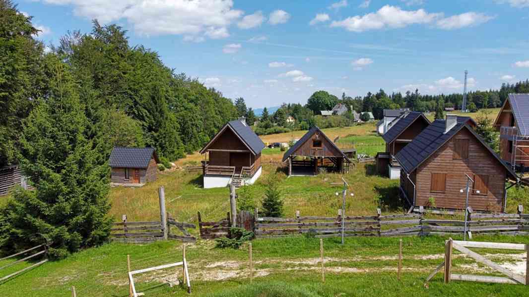 Prodej pozemku o výměře 1863 m² se třemi rekreačními domy - foto 3