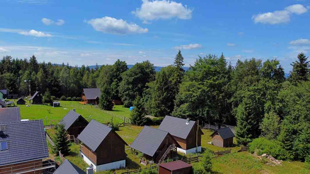 Prodej pozemku o výměře 1863 m² se třemi rekreačními domy - foto 4