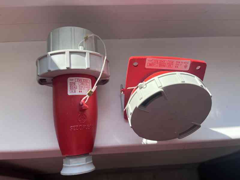 Zástrčka a zásuvka s kryty 32A/380V (nové) - foto 2