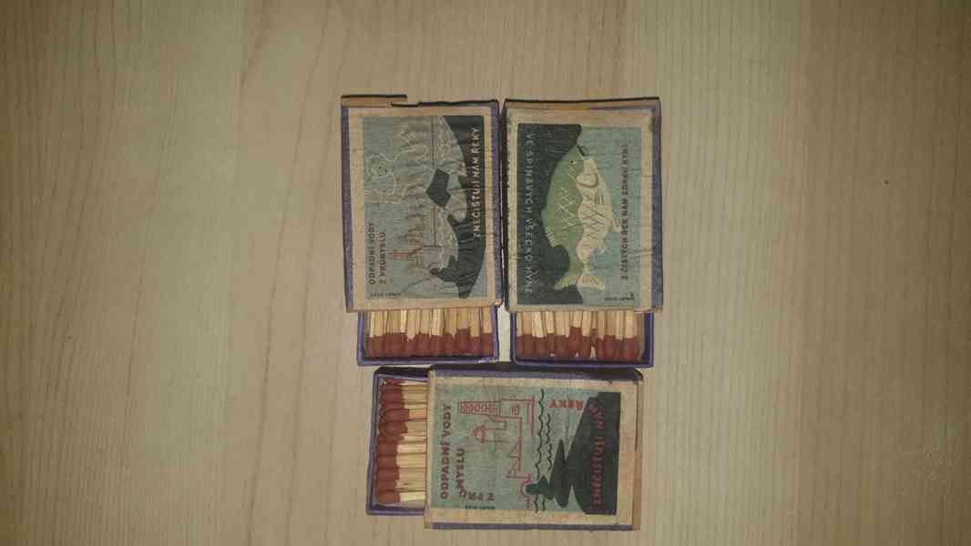 Staré dýhované krabičky se zápalkami.