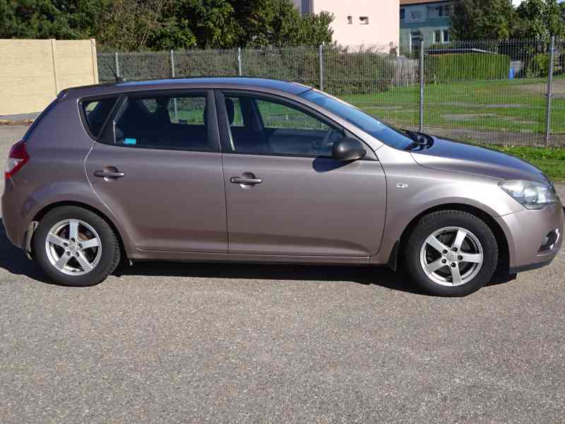 Kia Ceeˇd 1.4i r.v.2011 (66 kw) 2.Majitel  - foto 2