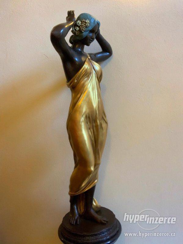 Secesní 163 cm bronzová socha na mramorovém soklu - foto 2