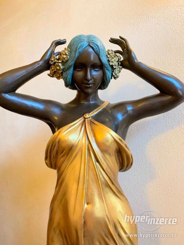 Secesní 163 cm bronzová socha na mramorovém soklu - foto 6