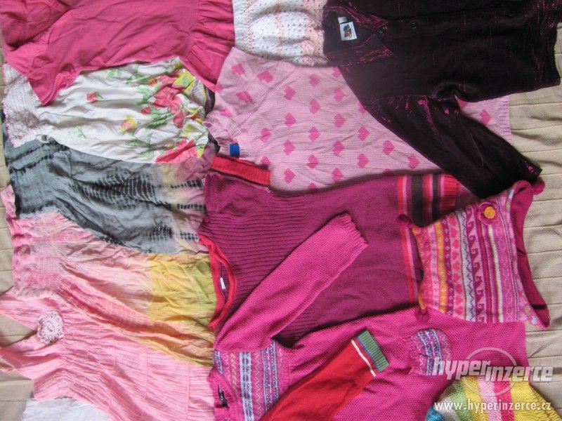 Balík podzimního oblečení- šaty, svetry, čepice - foto 3