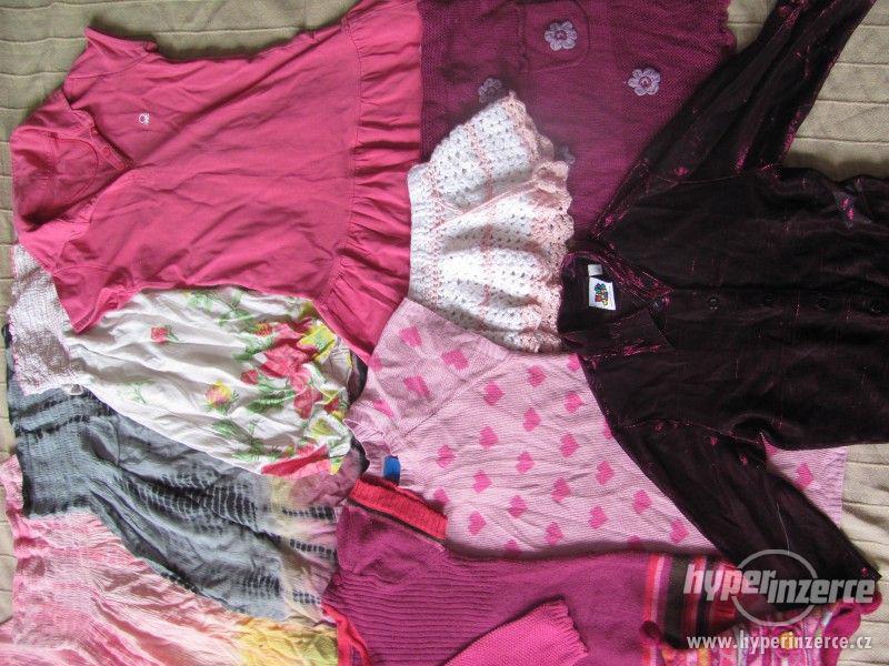 Balík podzimního oblečení- šaty, svetry, čepice - foto 4