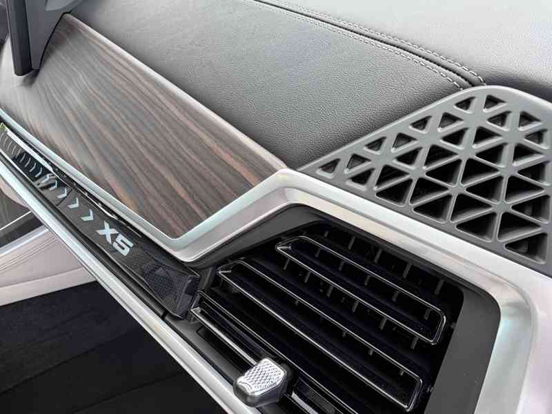 BMW X5 30d INDIVIDUAL 22" VZDUCH PANO NEZÁVISLÉ TAŽNÉ HUD  - foto 33