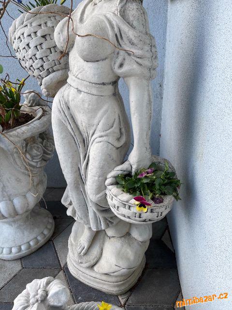 Betonová socha květinářka - foto 3