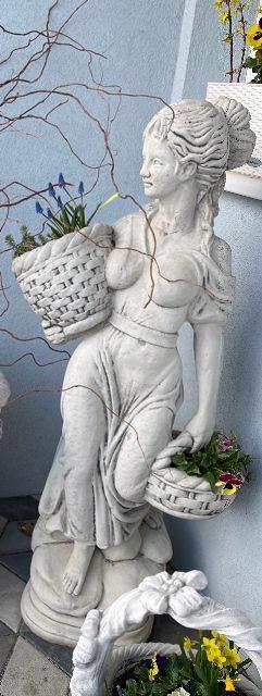 Betonová socha květinářka - foto 1