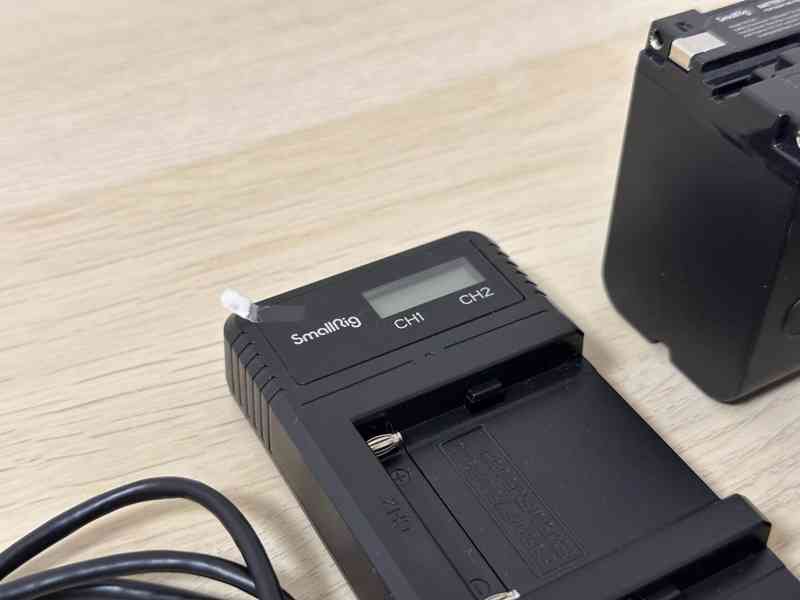 SmallRig Dual Battery Charger + 2 batteries - foto 3