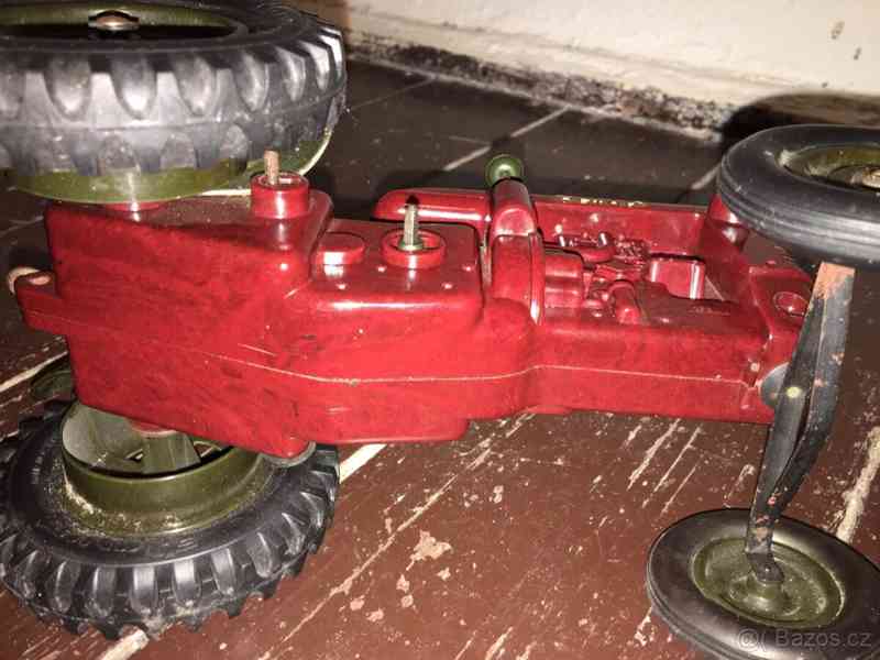 Bakelitový traktor zetor 25 rok 1954 - foto 2