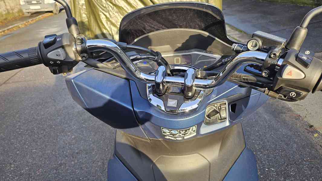 Prodáme Honda PCX125ccm, rv. 2023, 1. majitel, STÁLE ZÁRUKA - foto 9