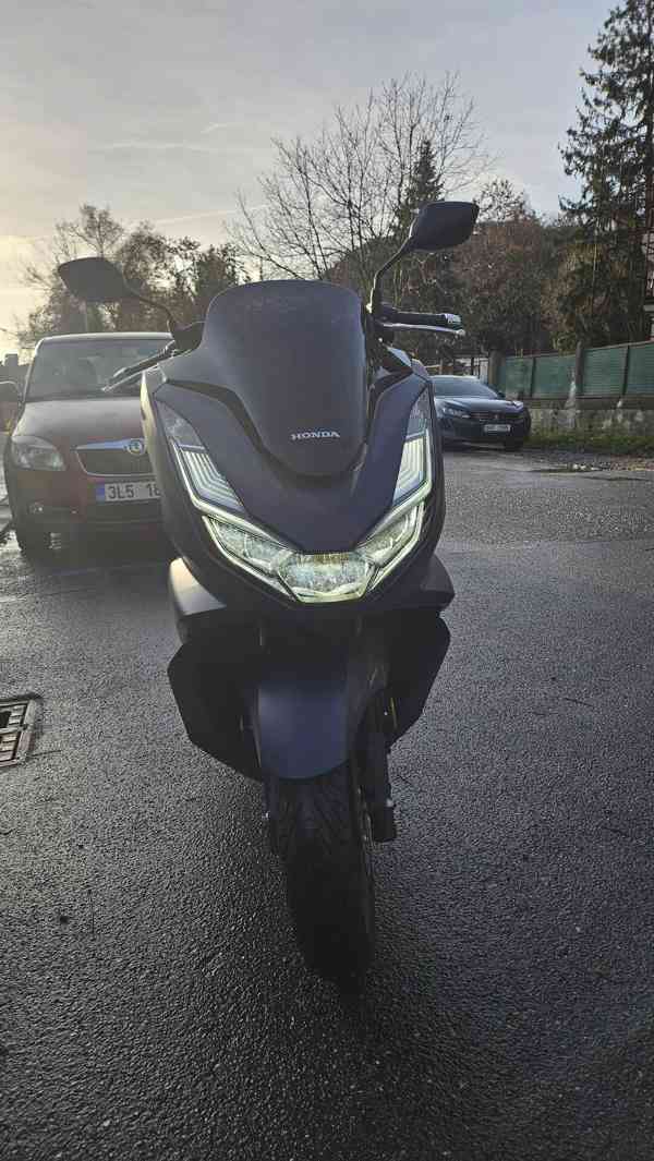 Prodáme Honda PCX125ccm, rv. 2023, 1. majitel, STÁLE ZÁRUKA - foto 2