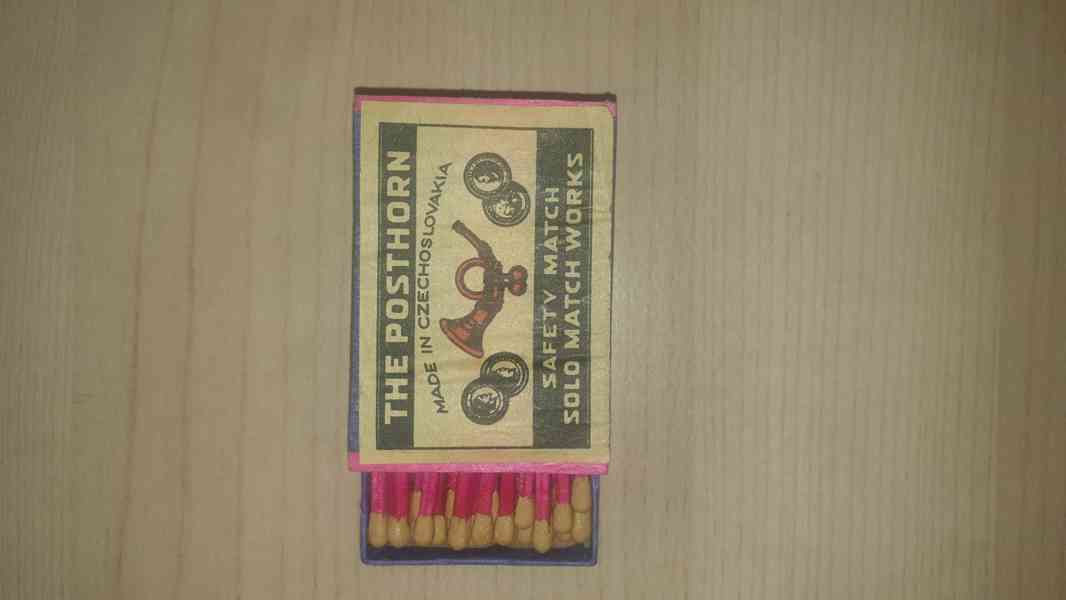 Stará dýhovaná krabička se zápalkami.