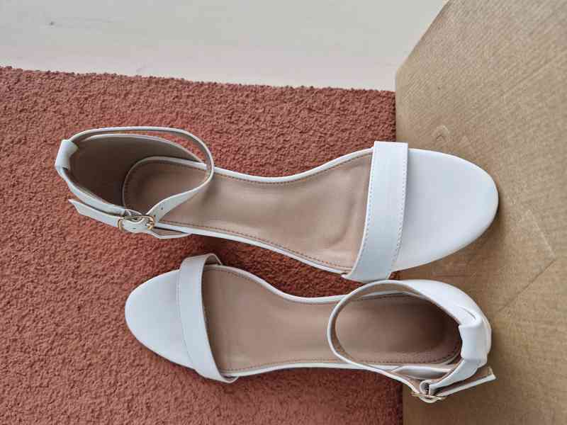 Nové střevíce na širším podpatku, vel. 42 - foto 2