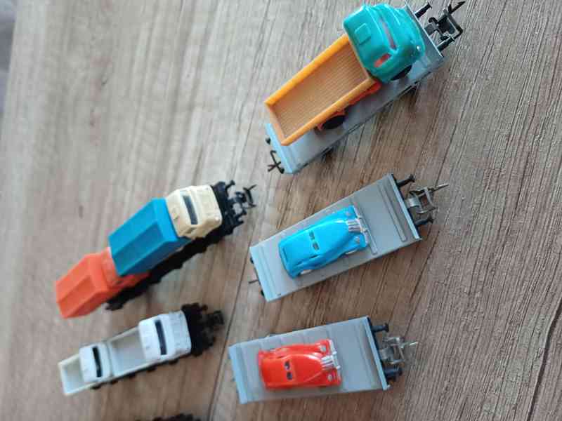 Plošinové vagony s nákladem aut.  TT - foto 2