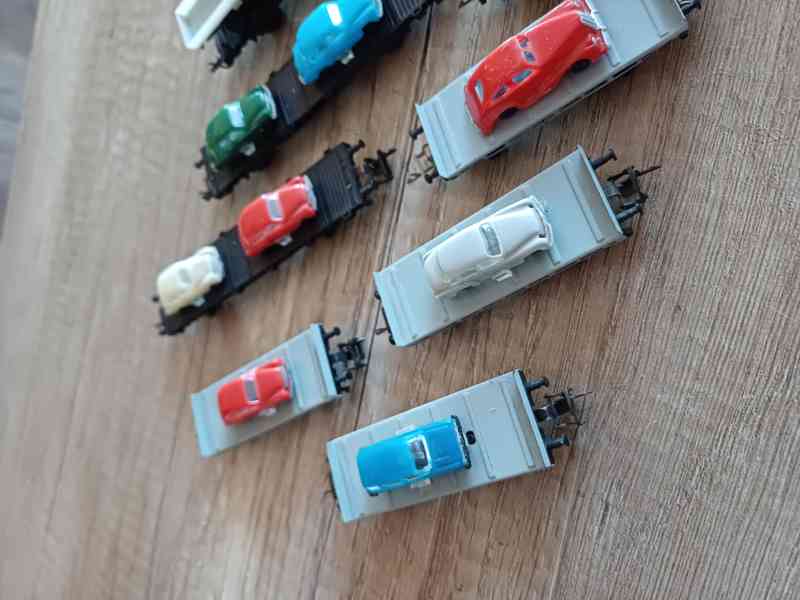 Plošinové vagony s nákladem aut.  TT - foto 4