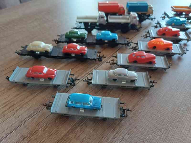 Plošinové vagony s nákladem aut.  TT - foto 5