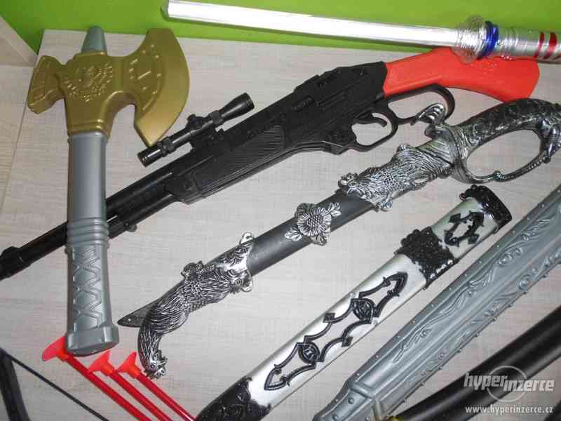 Mega set zbraní-pušky, meče, pistole, štíty, šípy, brnění - foto 2
