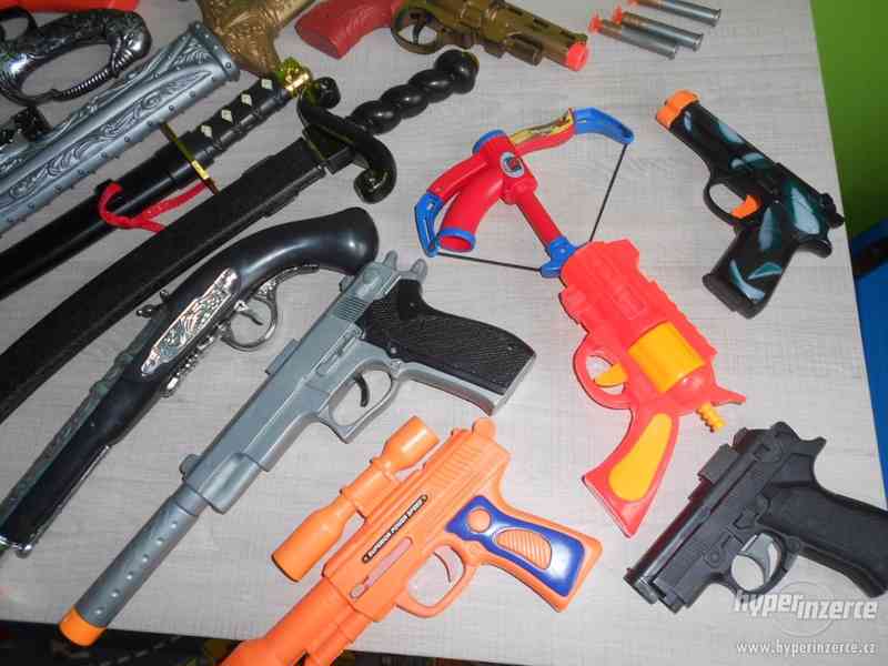 Mega set zbraní-pušky, meče, pistole, štíty, šípy, brnění - foto 4